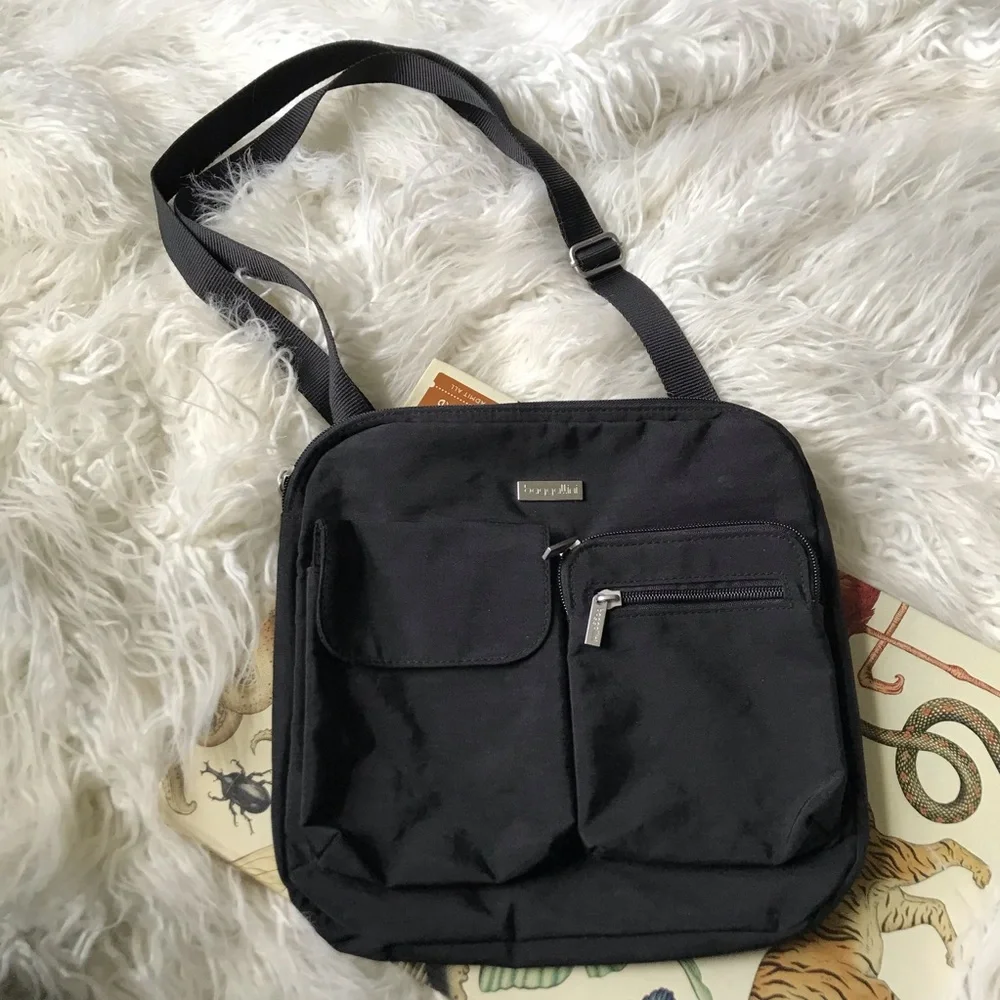 Baggallini‎ black canvas travel crossbody bag